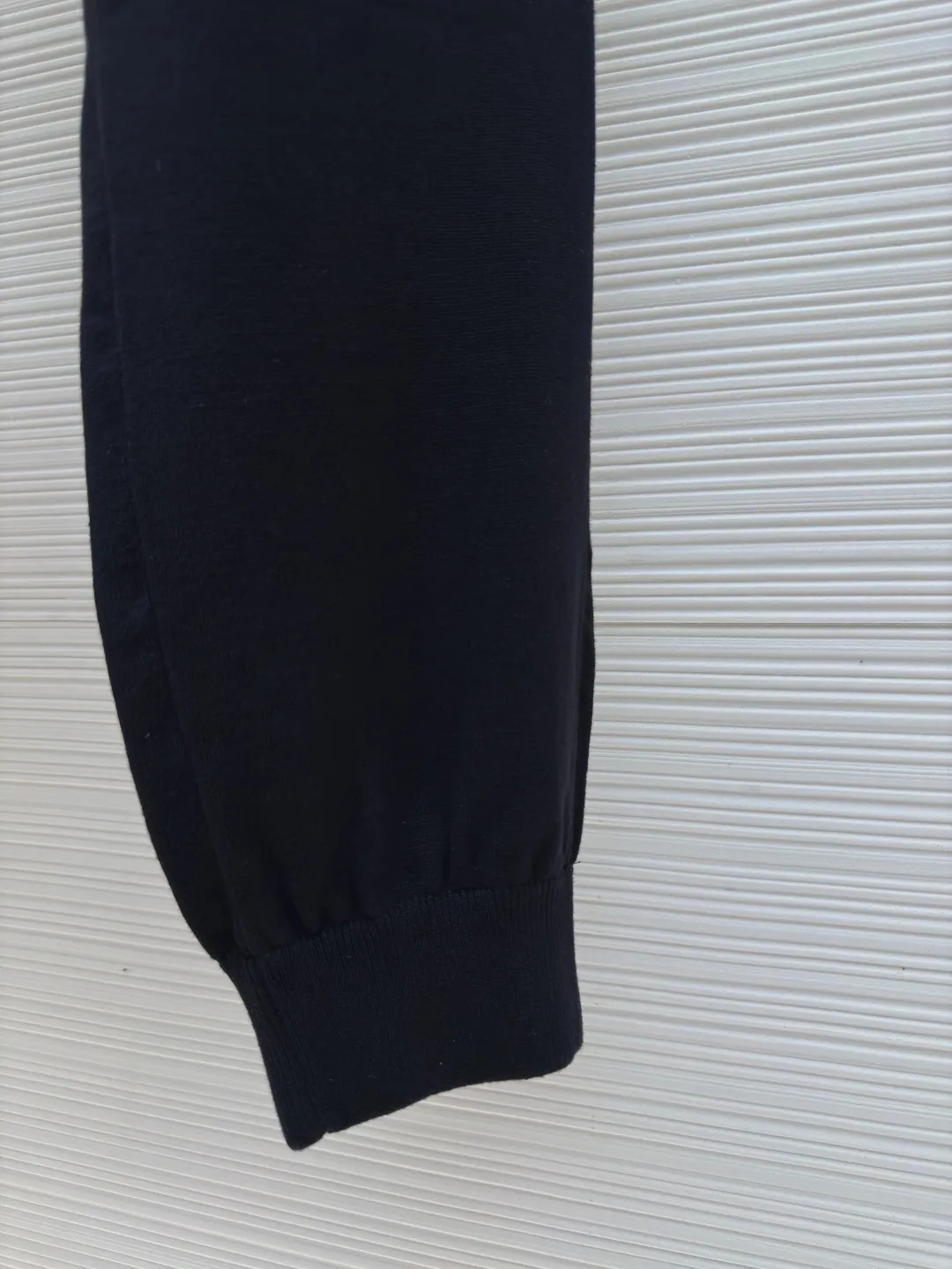 LOUIS VUITTON LOGO embroidered elastic waist trousers ●Authentic product: Purchased and developed by 15210 ●Item number: 1680056-B10 ●Fabric: combed cotton yarn fabric ●Technology: knitting ●Version: fitted version ●Weight: about 615 grams ●Size: XS-S-M-L ●Description: Made of combed cotton yarn It adopts German imported machine (SOTO) 14 knitting machine, the jacquard part adopts Japanese (Shima Seiki) 7-needle knitting, wool jacquard, imported embroidery, customized 1:1 zipper and customized 1:1 trademark. The overall wiring is straight and delicate, the fabric is comfortable and soft, and the color is consistent without color difference. It can be matched with the same style to create a fashionable look and control various occasions. Customized accessories, complete with three standards, same style for men and women!